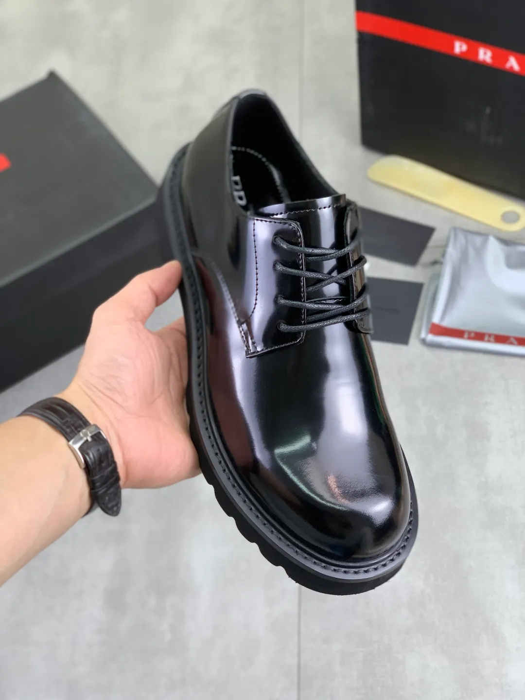 Men's shoes 💰P640 New PRADA Prada's new casual leather shoes Original purchase, development and production Prada men's classic series, technical breathable fabrics with cowhide, casual sports shoes, casual shoes, sports dad shoes combine high-tech breathable materials and cowhide, P's exclusive button decoration on the side. The outsole is full of P italic design and bright colors to show vitality and continue the brand design inspiration. Stroll around the city lightly and feel free and comfortable. Delivered in exquisite packaging 🛍📦 ▪️Material: original customized calfskin with breathable material ▪️Inner lining: cowhide lining ➕cowhide feet ▪️Outsole: open-molded TPU foam material ▪️Sole thickness: 3.5CM ▪️Size: Men's 38-45 black, brown color available